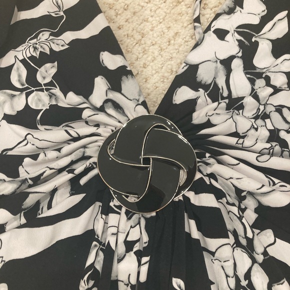 White House Black Market Elegant Black/White Floral V-Neck Top, Size Large - Picture 4 of 6